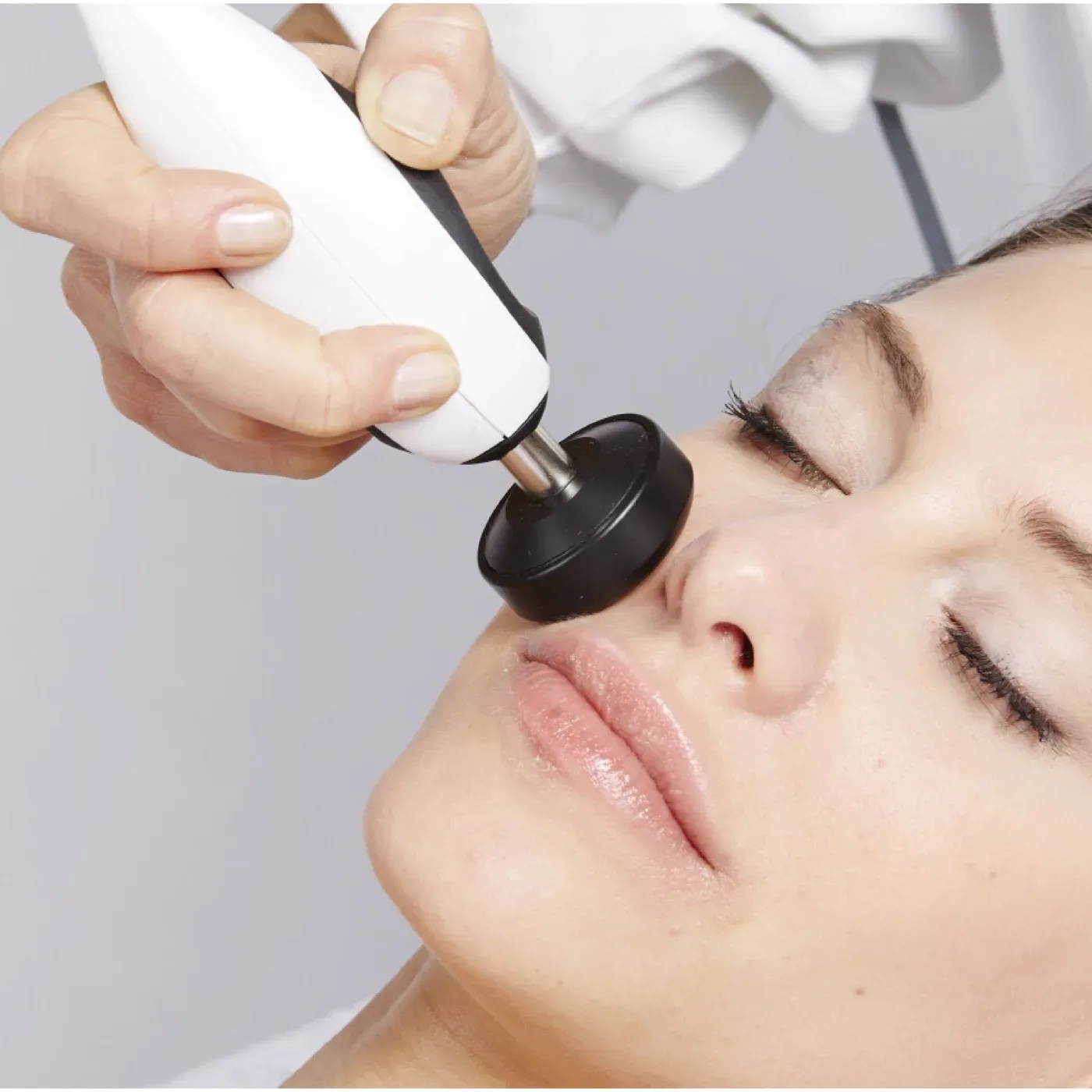 Applicazione viso con manipolo di radiofrequenza.