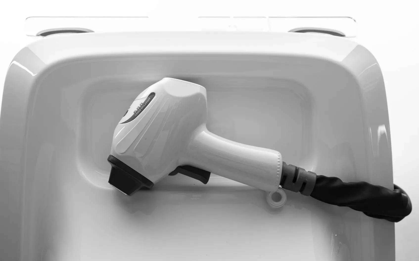 Manipolo ergonomico Active Laser riposto sulla macchina